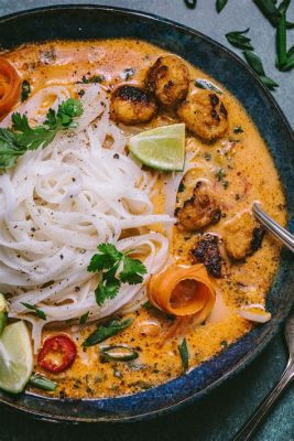   Khao Soi - Zupa curry z makaronem i smażonym kurczakiem