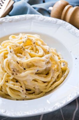  Cacio e Pepe: A Roman Symphony of Simple Elegance and Spicy Heat!