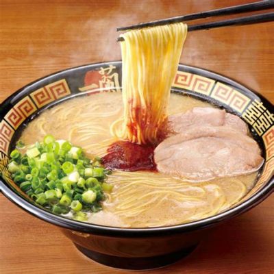  Hakata Ramen: Umami-Bogaty Bulion w Zapierającej dech w piersiach Konsystencji