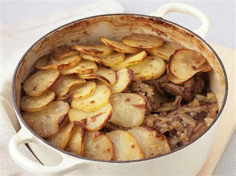  Lancashire Hotpot - Sycący posiłek na chłodne dni z niepowtarzalnym aromatem mięsa i warzyw!