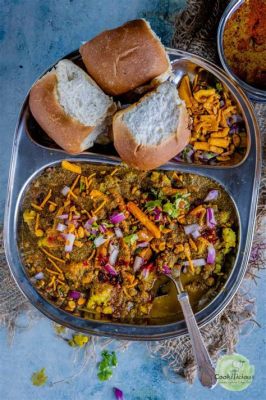  Misal Pav - Poznaj Wykwintną Mieszaninę Pikantnych Warzyw i Kluskowek Z Sosem Pomidorowym!