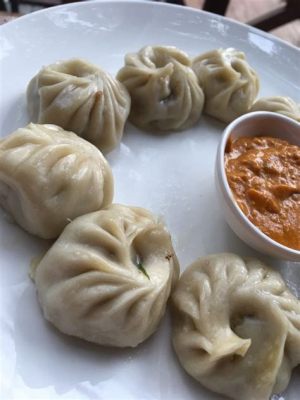  Momos z Lhasy: Ostre i aromatyczne pierogi z Himalajów zachwycają podniebienie!