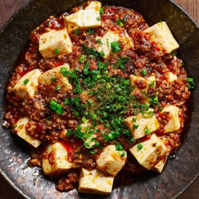  Shandong Mapo Tofu: Czy ostra pikantność i kremowa konsystencja mogą zagościć w Twoim sercu na zawsze?