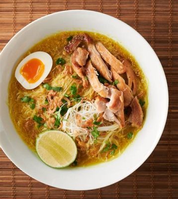  Soto Ayam! Odkryj Zupę z Aromatycznym Kurczakiem i Lekko Pikantnym Bukietem Przypraw