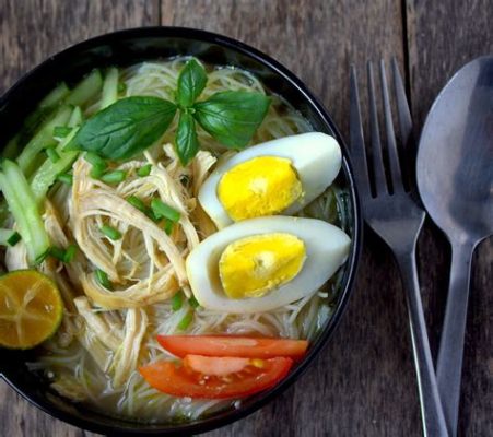  Soto Ayam - Pikantna Zupa z Drobiowymi Delikatesami i Orzeźwiającą Czerwienią Chili!